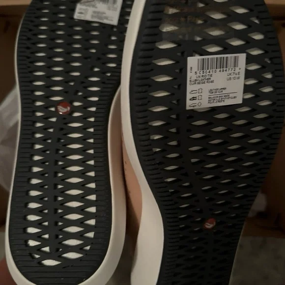 NEW Clarks blush leather sneakers - Picture 2 of 3